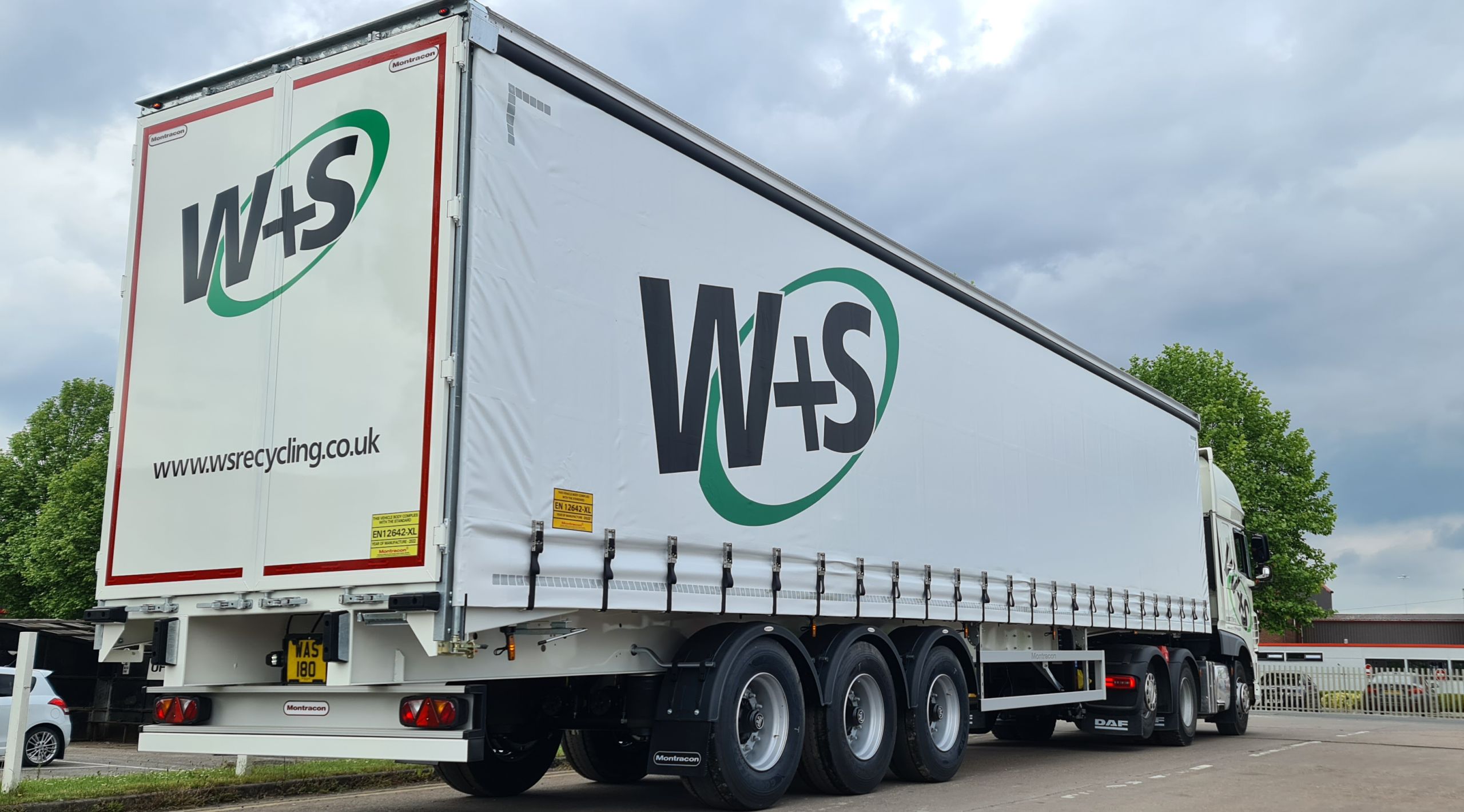 Tri-axle straight frame Curtainsiders